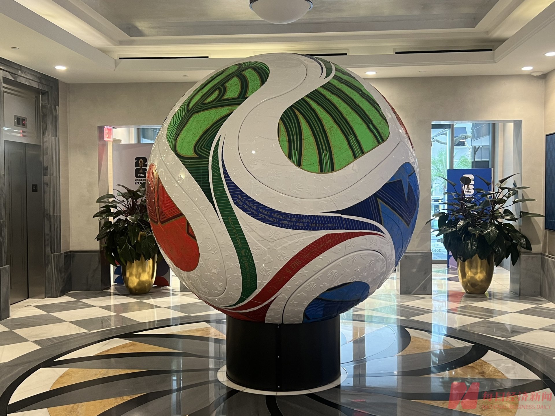 FIFA迈阿密技术中心的立体足球 图片来源：每经记者 李少婷 摄