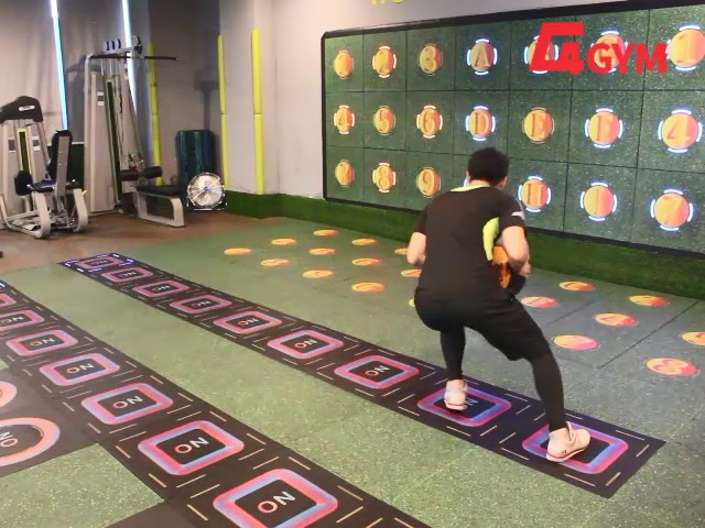广州第三期02-光电持球折返跑 手持药球进行折返跑，踩灭两端亮灯地板，注意速度尽可能快，