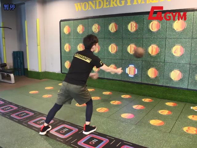光电绕8字绕球传球练习-广州第五期08 快来跟着视频学习如何正确的做光电绕8字绕球传球，
